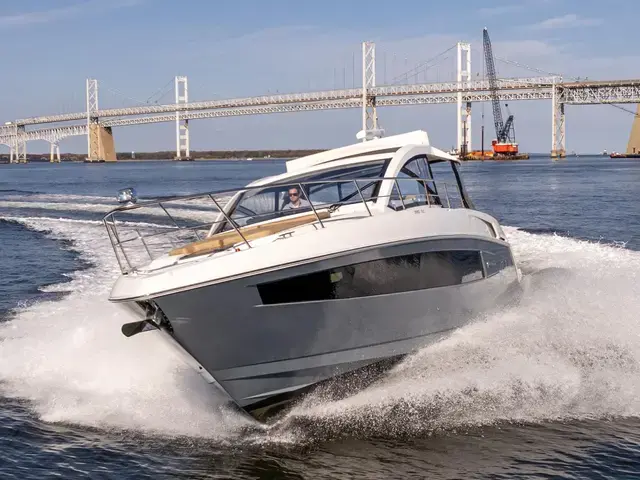 Cruisers Yachts 390 Express Coupe