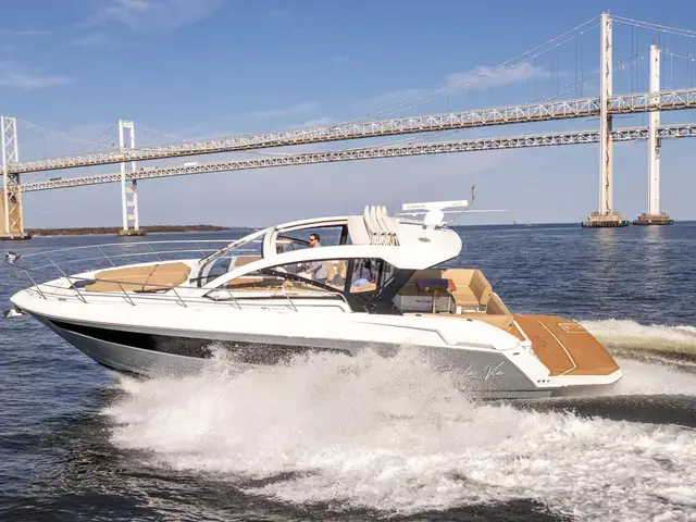 Cruisers Yachts 390 Express Coupe