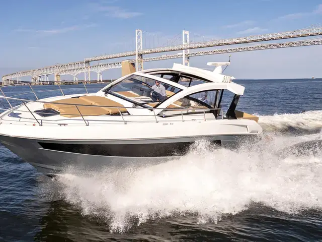 Cruisers Yachts 390 Express Coupe