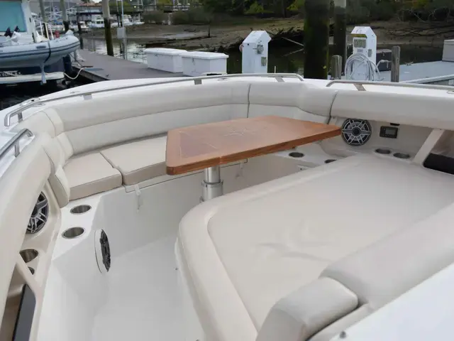 Boston Whaler 350 Realm