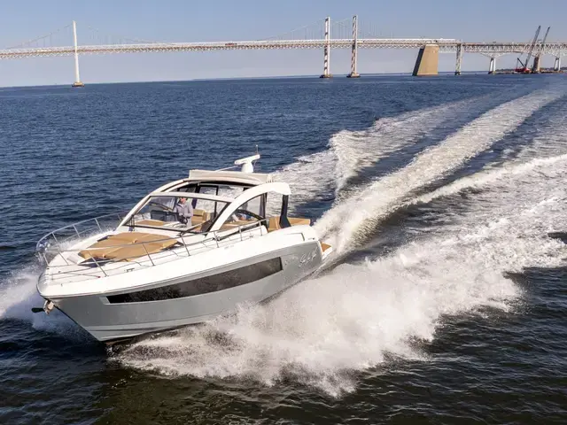 Cruisers Yachts 390 Express Coupe