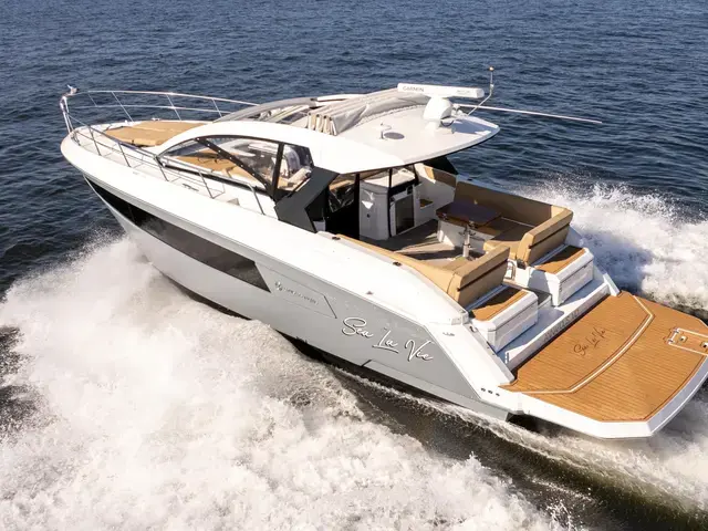 Cruisers Yachts 390 Express Coupe