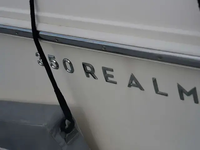 Boston Whaler 350 Realm