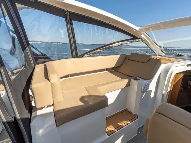 Cruisers Yachts 390 Express Coupe