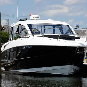 2016 Cruisers Yachts 390 Express Coupe