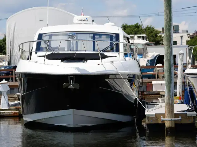 Cruisers Yachts 390 Express Coupe