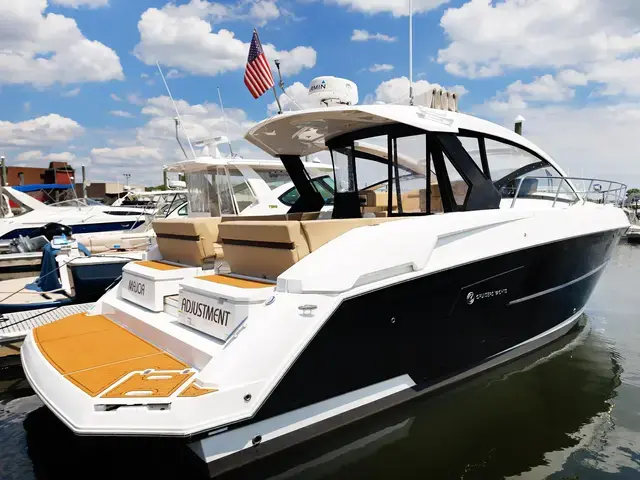 Cruisers Yachts 390 Express Coupe