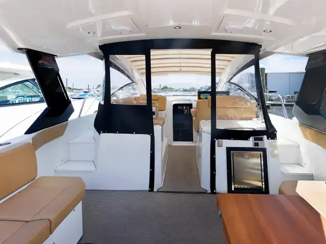 Cruisers Yachts 390 Express Coupe