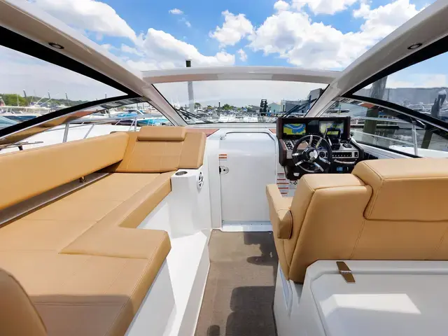 Cruisers Yachts 390 Express Coupe