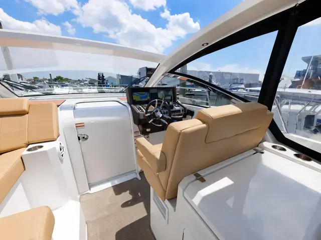 Cruisers Yachts 390 Express Coupe