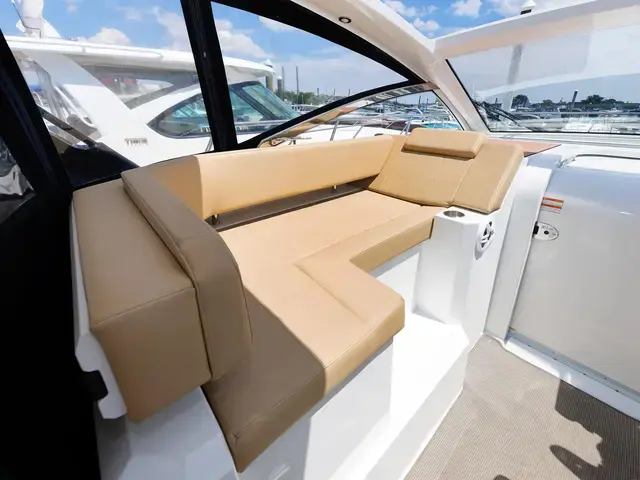 Cruisers Yachts 390 Express Coupe