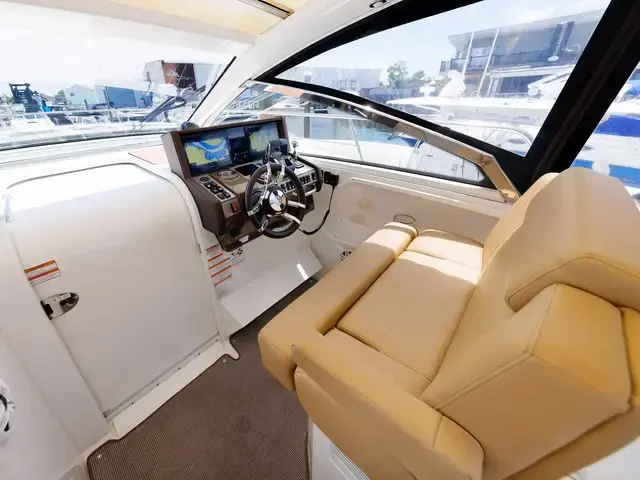 Cruisers Yachts 390 Express Coupe