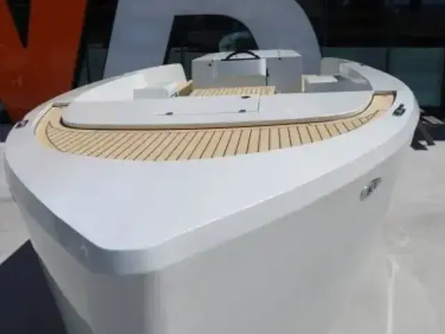 Luxury Tender 77