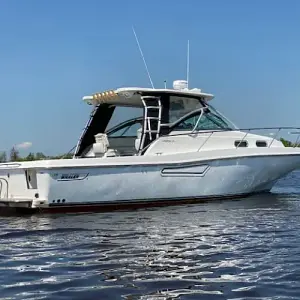 2005 Boston Whaler Defiance 34