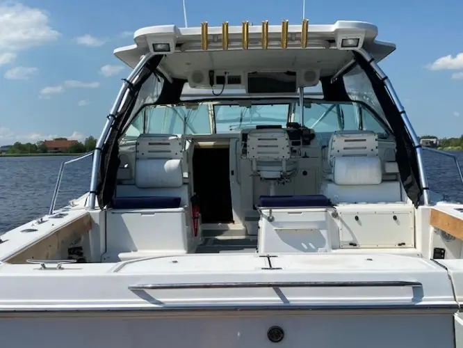 2005 Boston Whaler defiance 34