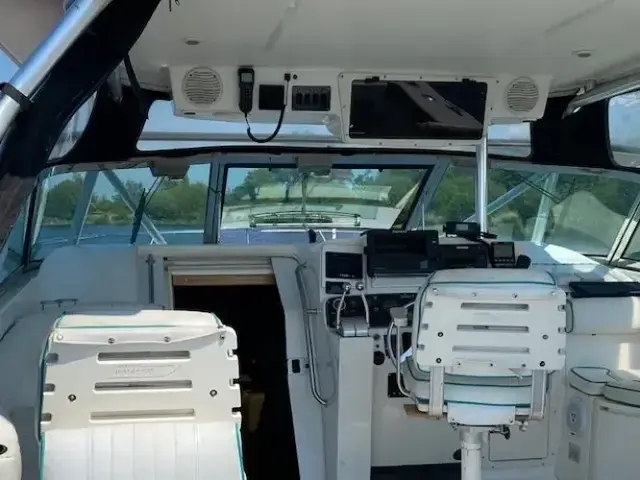 Boston Whaler Defiance 34