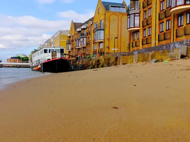 Thames Houseboat