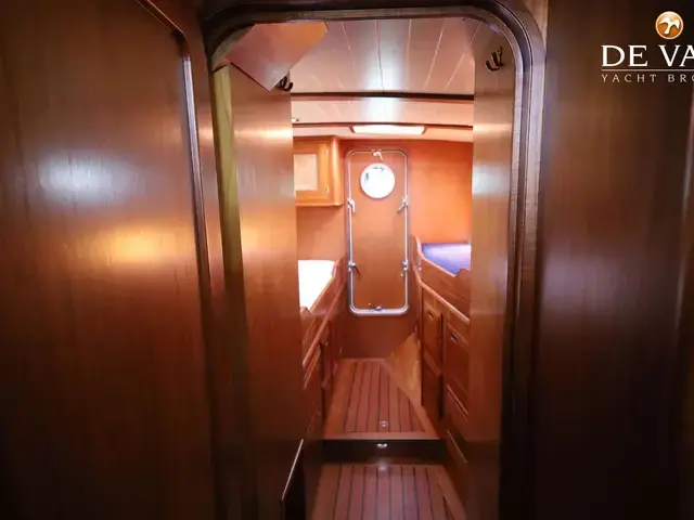 Robert Clark 64 Pilothouse