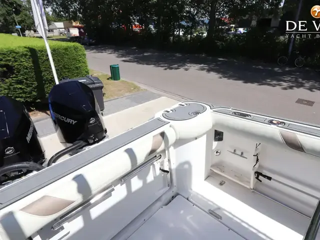 Boston Whaler 270 Outrage