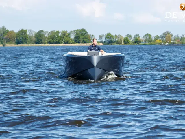 Custom Built Sloop Brut 780