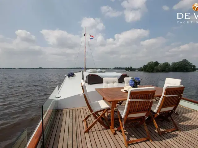 Houseboat Waterloft Luxemotor Spitz 38M