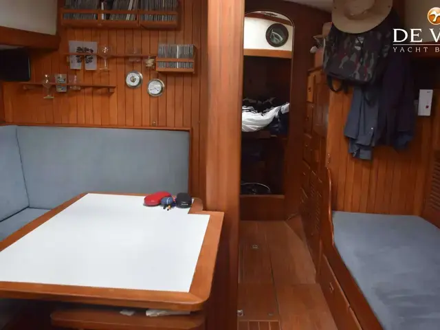 Tayana 37 Pilothouse