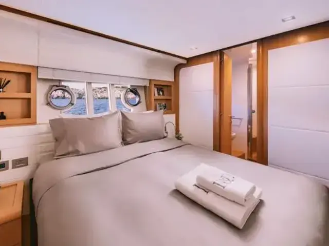 Ferretti Yachts 800