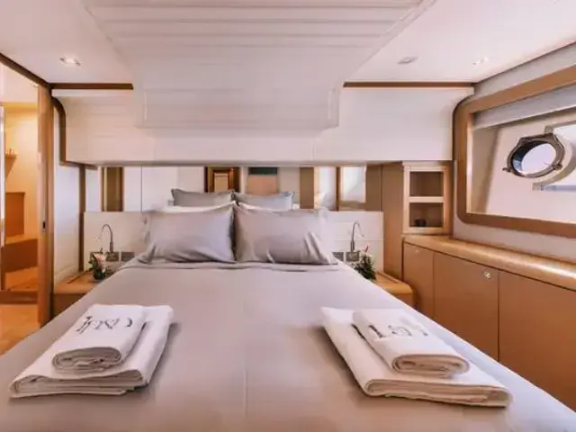 Ferretti Yachts 800