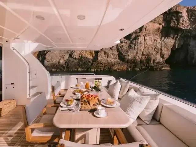 Ferretti Yachts 800