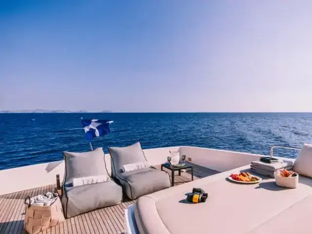 Ferretti Yachts 800