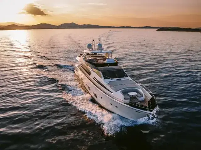 Ferretti Yachts 800