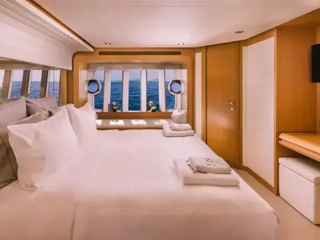 Ferretti Yachts 800