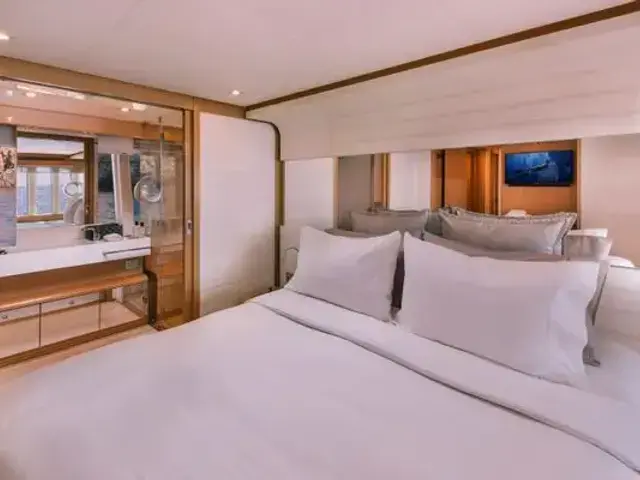 Ferretti Yachts 800