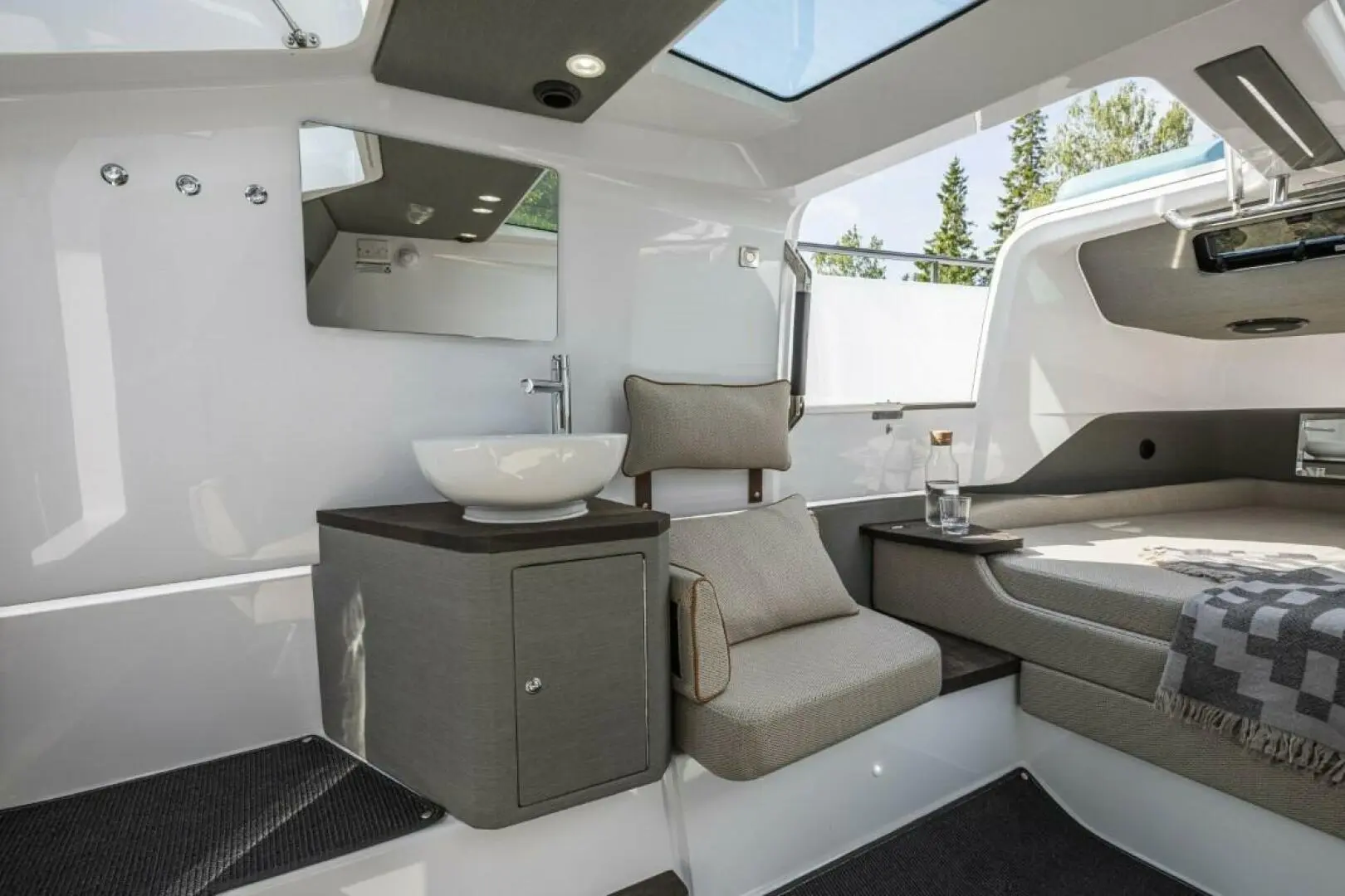 2025 Axopar 37 xc cross cabin