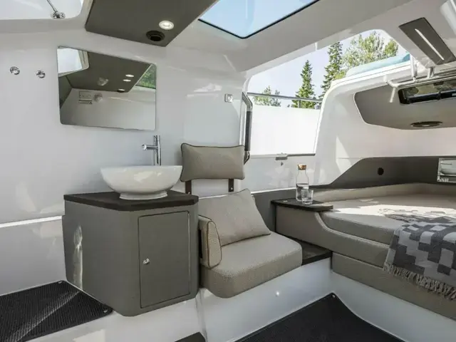 Axopar 37 Xc Cross Cabin