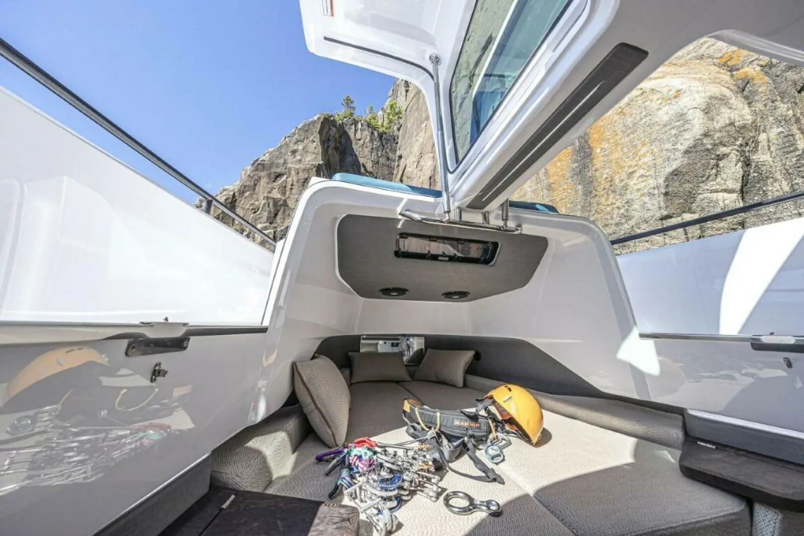 2025 Axopar 37 xc cross cabin