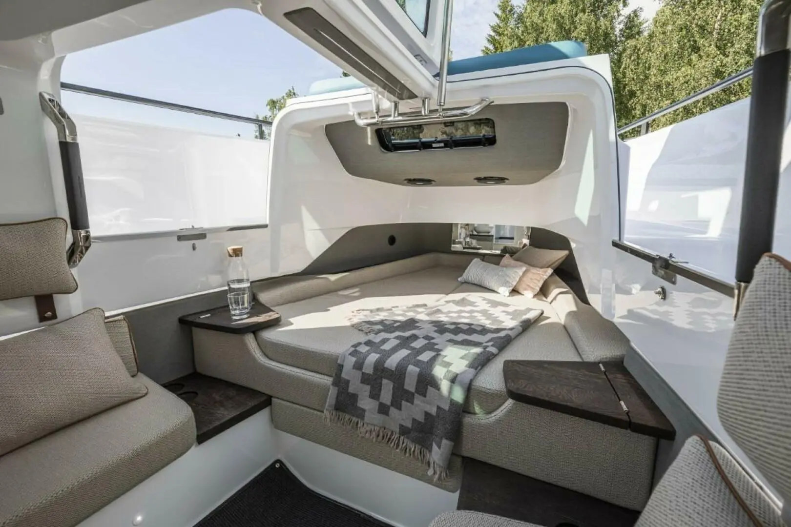 2025 Axopar 37 xc cross cabin