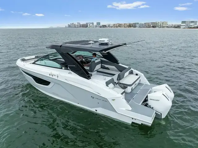 Cruisers Yachts 34 Gls Outboard