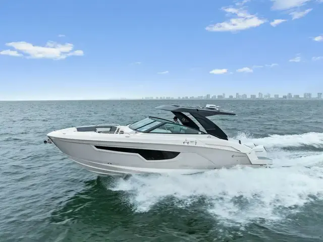 Cruisers Yachts 34 Gls Outboard