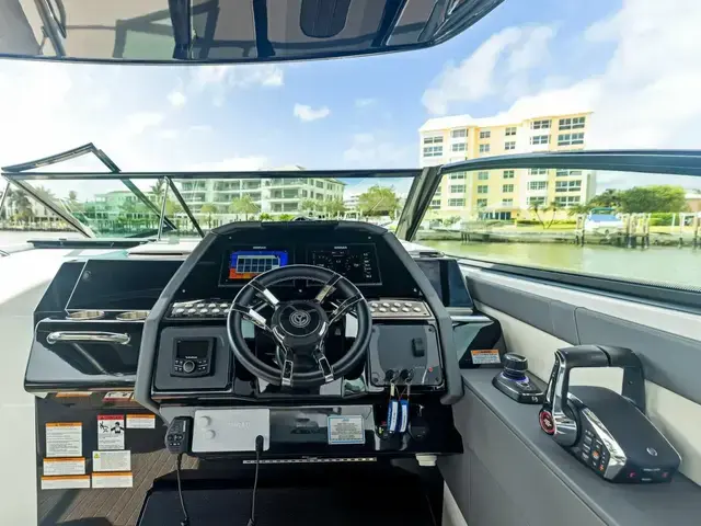 Cruisers Yachts 34 Gls Outboard