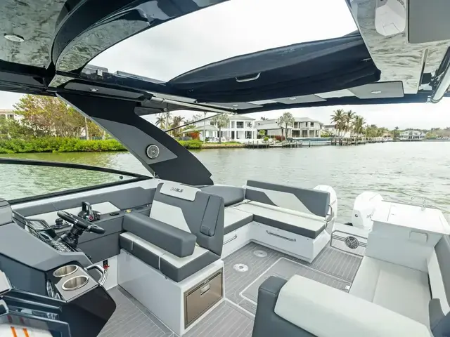 Cruisers Yachts 34 Gls Outboard