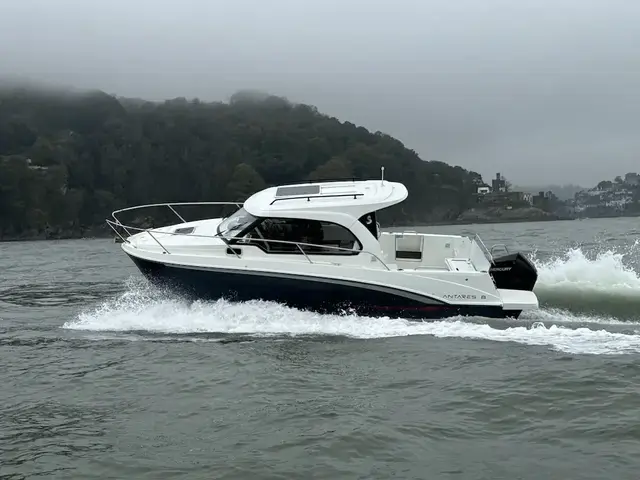 Beneteau Antares 8