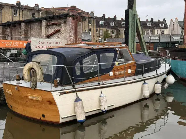 Classic 32' Twin Screw Motor Yacht