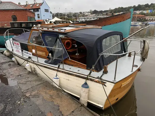 Classic 32' Twin Screw Motor Yacht