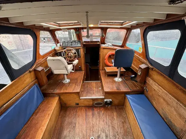 Classic 32' Twin Screw Motor Yacht