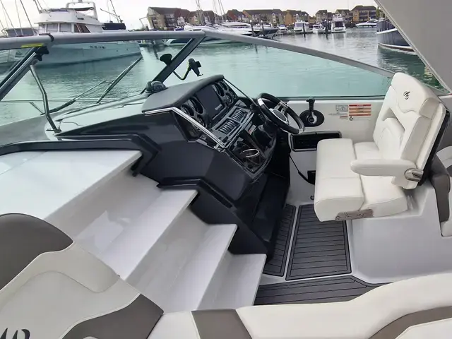 Monterey 295 Sport Yacht