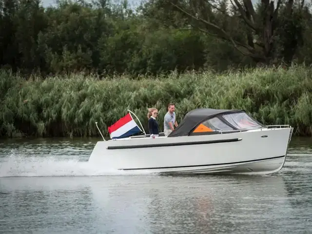 Maxima 730 Cruiser Boat