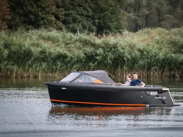 Maxima 600 Day Cruiser Boat