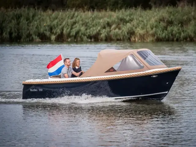 Maxima 550 Day Cruiser Boat