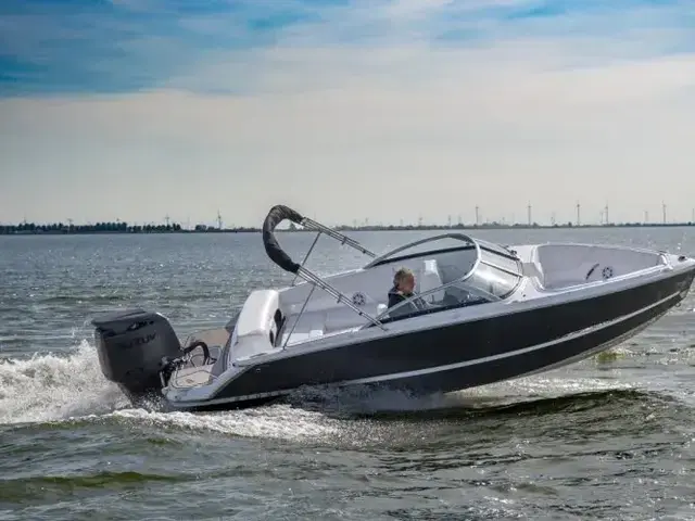 Four Winns H1 Outboard met Suzuki primeur!